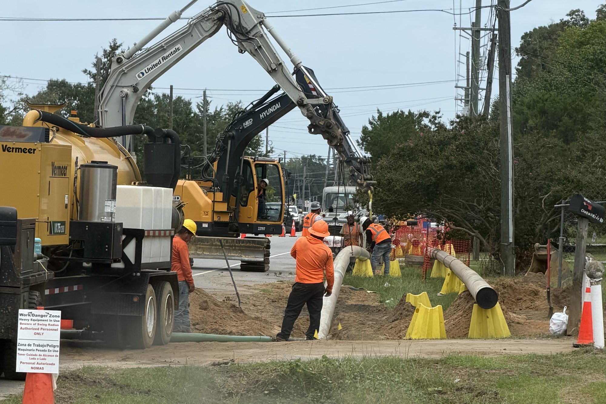 Feeding the pipe into the entry pit beside a live road